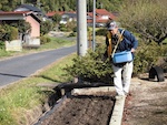 花壇の耕運・除草剤散布