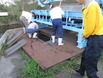 幹線排水路の適正管理：除塵機清掃