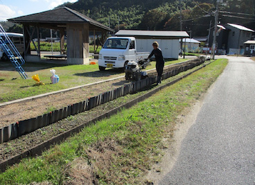 肥料散布、花壇の耕運