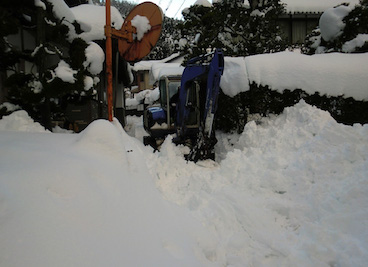 重機、トラクターによる除雪作業