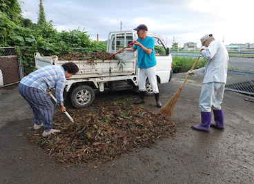 幹線排水路の清掃：ゴミの除去運搬