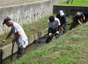 用水路の適正管理：泥上げ作業