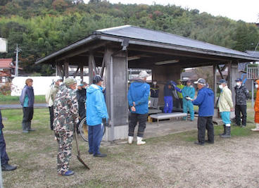 広場の清掃と道路の草刈り