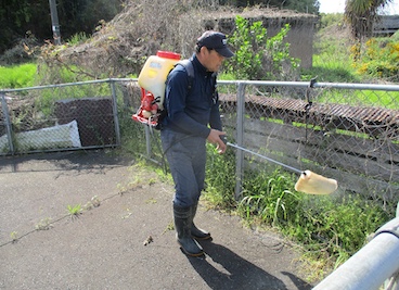 土地の適正管理：遊休空地除草剤散布