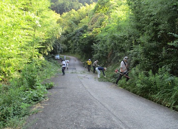 道路の適正管理：山道草刈、清掃