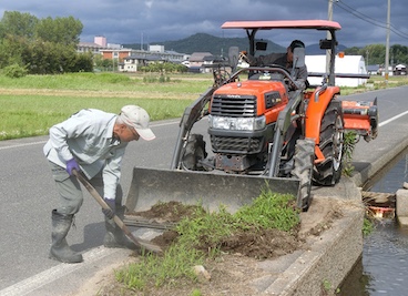 幹線排水路泥上げ処理