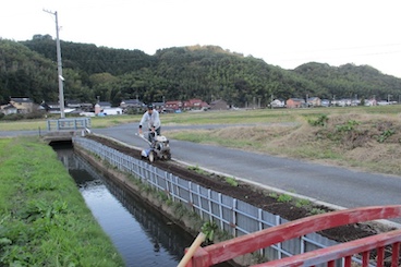 肥料散布、花壇の耕運