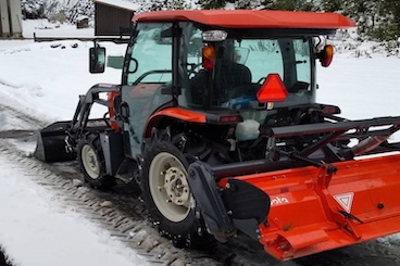 トラクターによる除雪作業