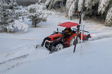 トラクターによる除雪作業