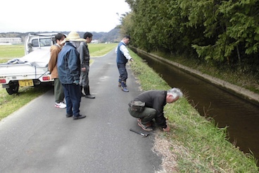 道路の適正管理：生活道の補修作業前の点検