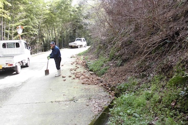 道路の適正管理：山道の側溝清掃