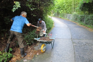 山道の適正管理：側溝清掃