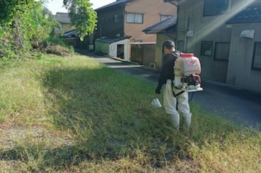 土地の適正管理：遊休空地除草剤散布