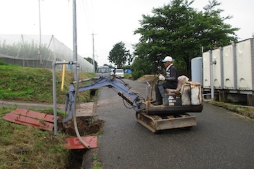 側溝の泥上げ（共同作業）